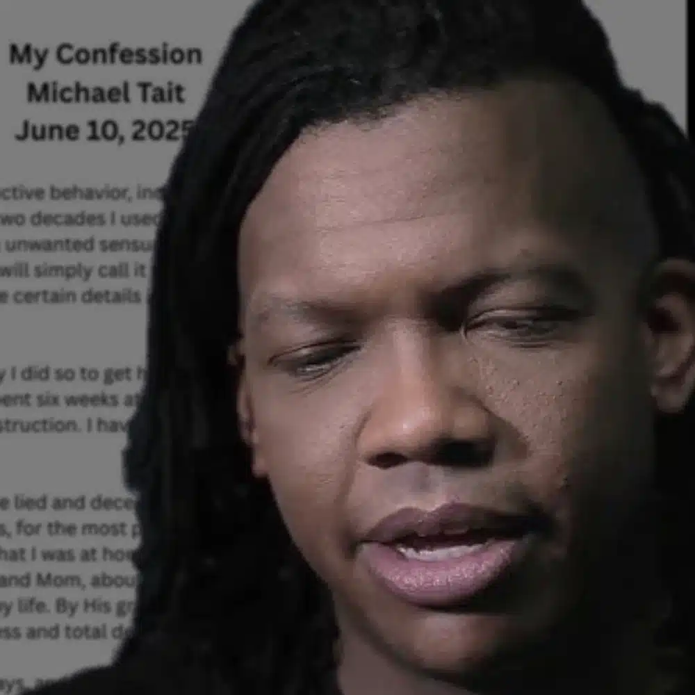 Michael Tait, vocalista de la banda cristiana Newsboys, cantando en un escenario durante un concierto